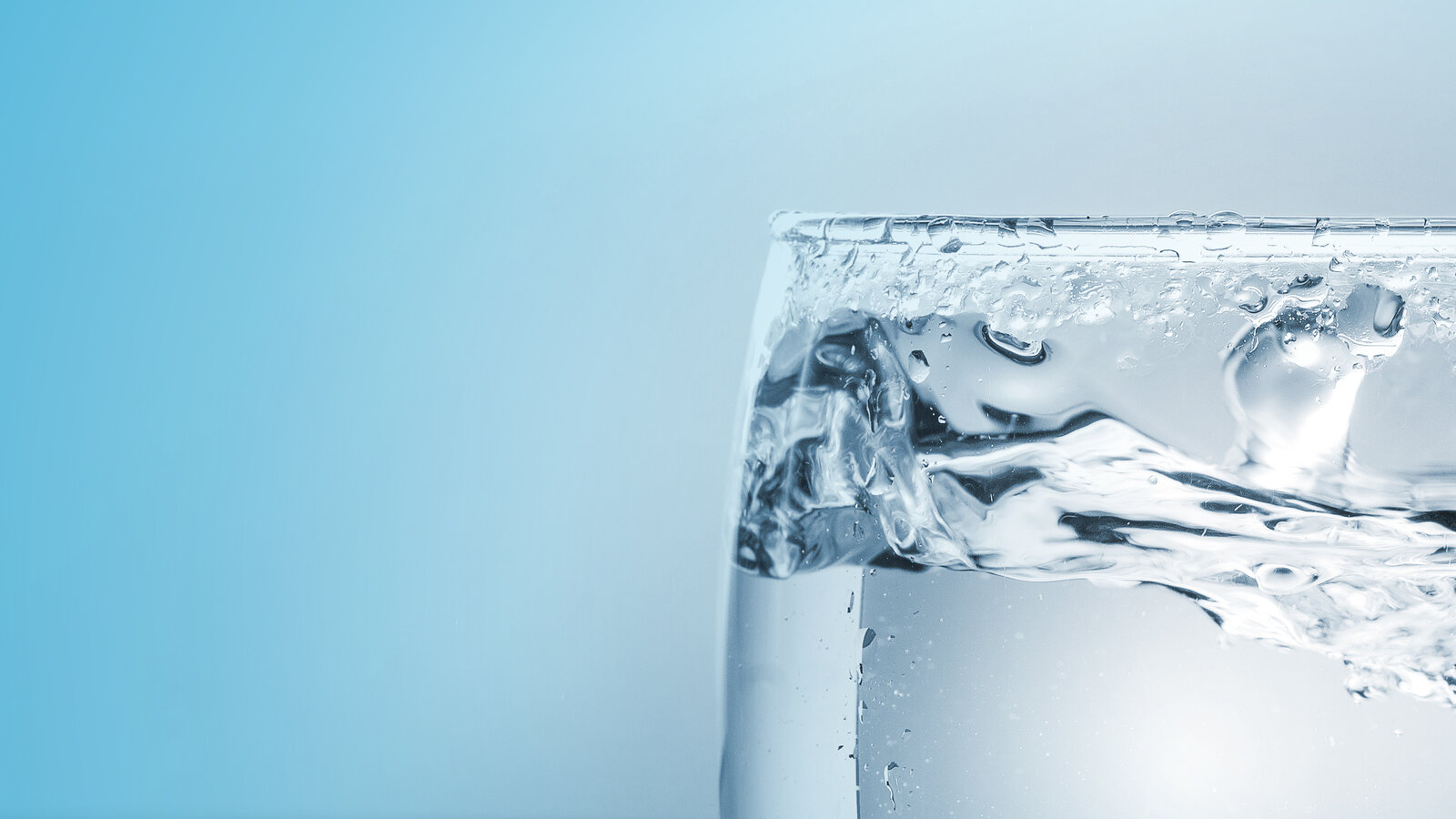 Air jernih dituang ke gelas — perbedaan air demineral vs air mineral