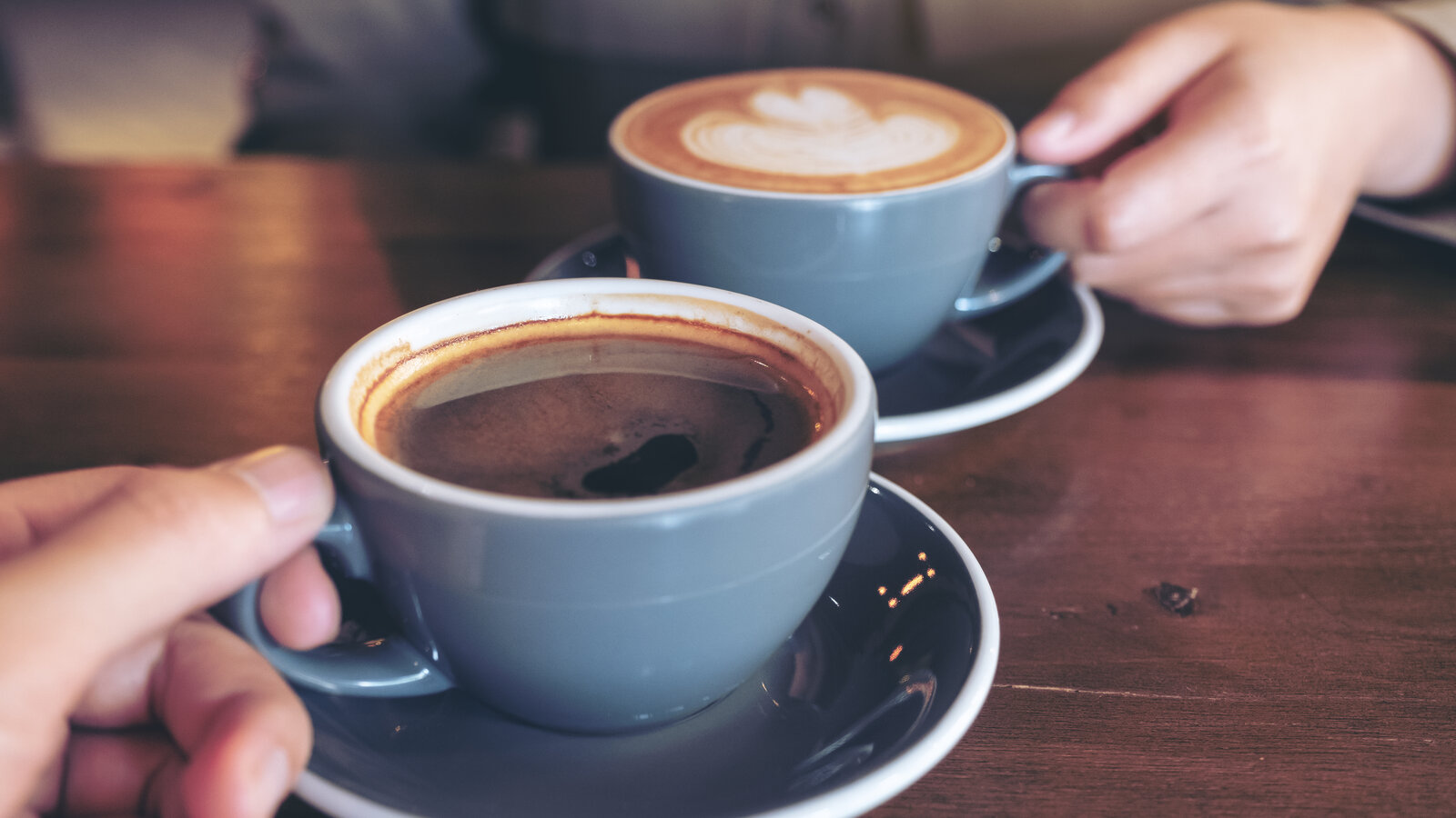 Secangkir kopi espresso di kafe — air demineral untuk kopi tanpa kerak